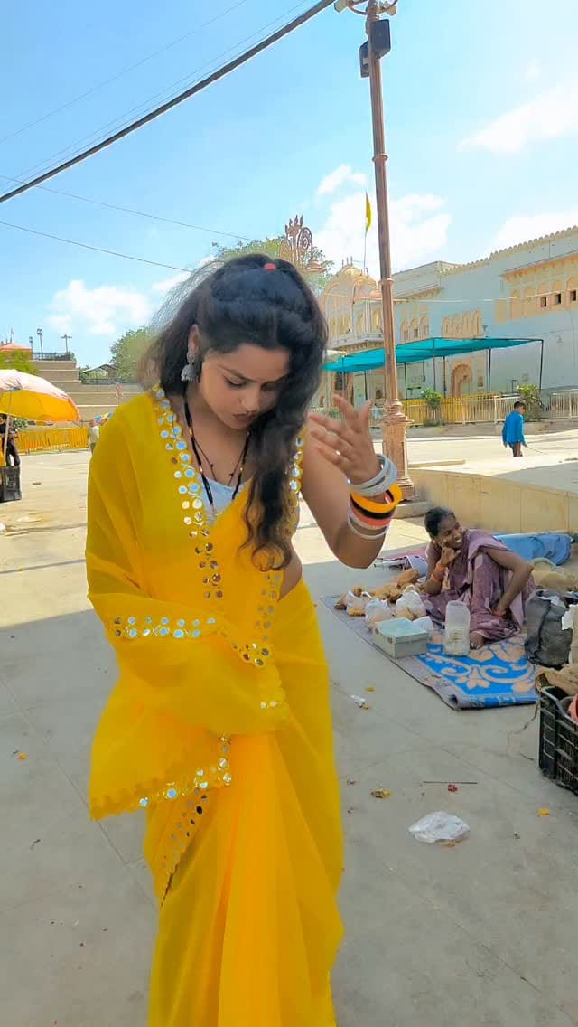 Post 4 by Santoshi Rajak on Instagram (video)