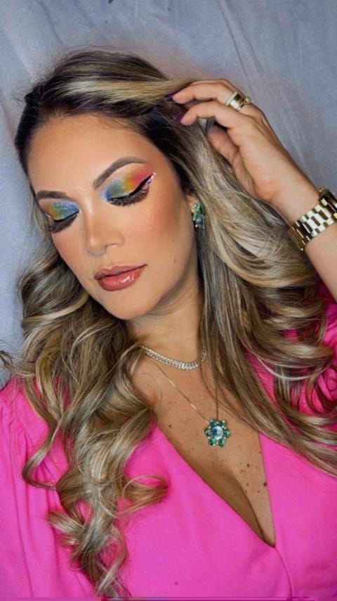 Post 2 by Lorena Amorim Makeup on Instagram (video)