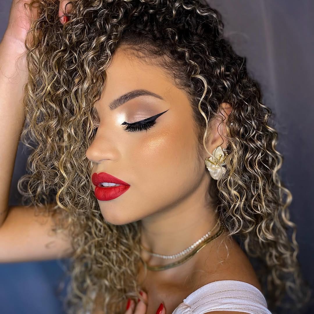 Post 8 by Lorena Amorim Makeup on Instagram (image)