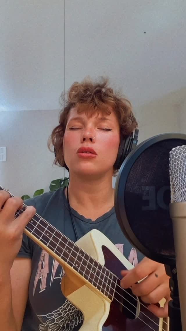Post 6 by Júlia Tazie on Instagram (video)