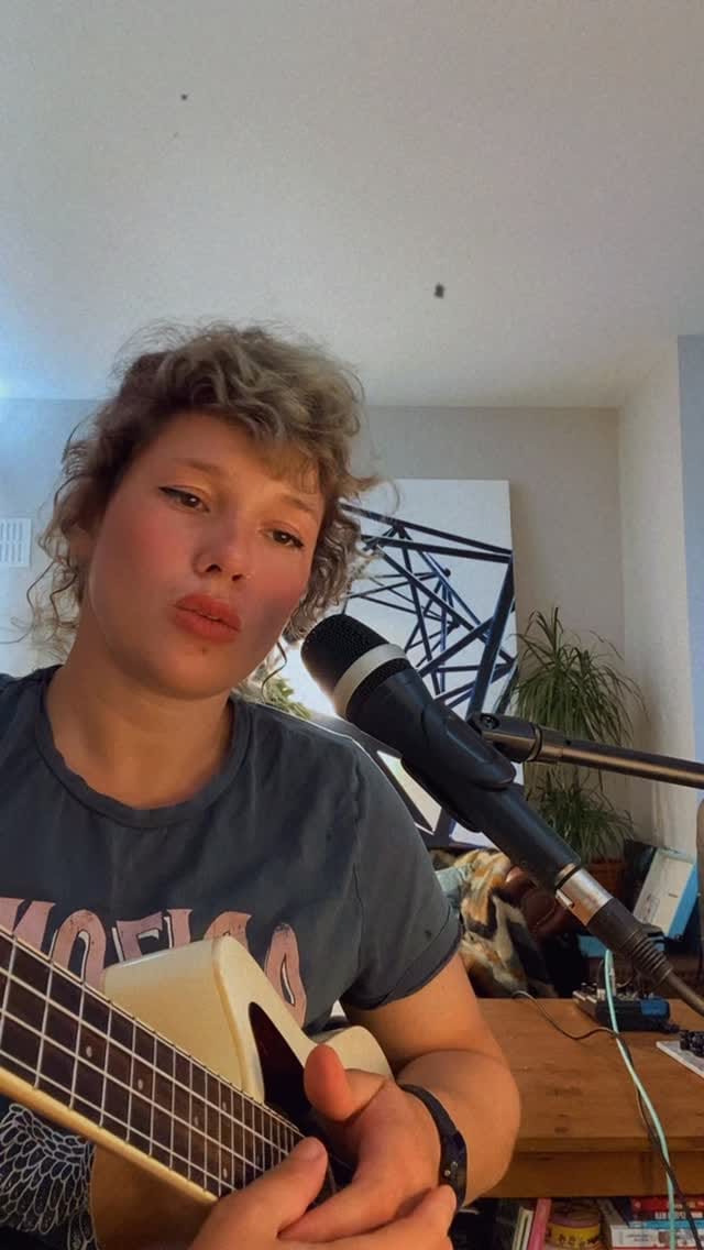 Post 5 by Júlia Tazie on Instagram (video)