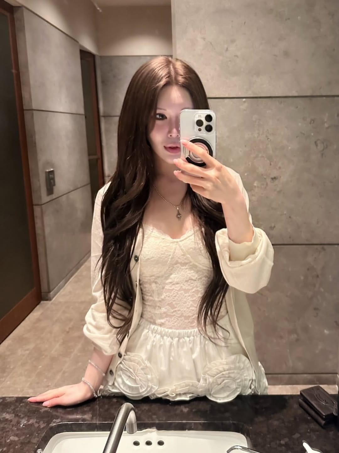 Post 1 by 홍대미용실 아르틱 하늘 on Instagram (image)