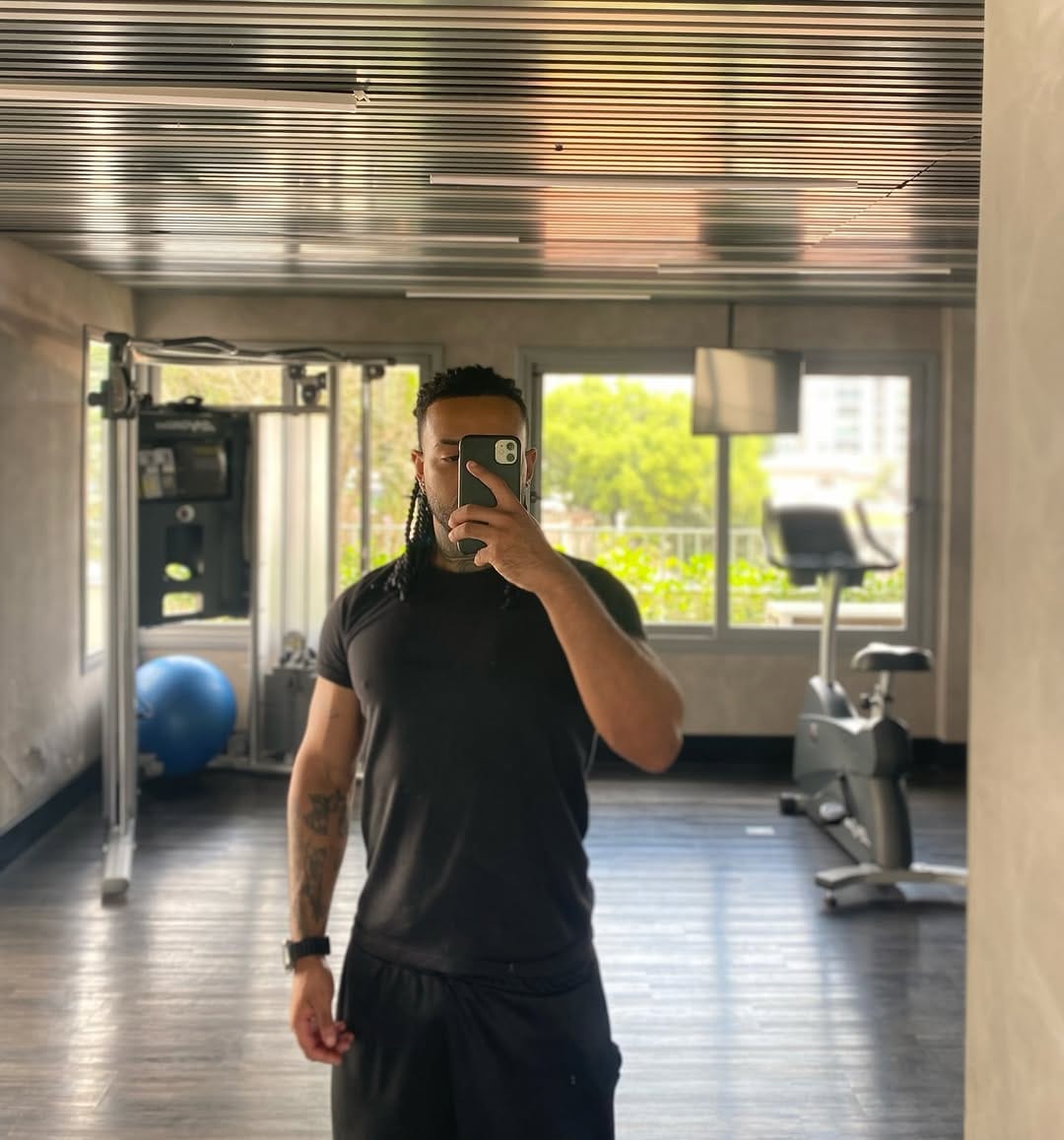Post 5 by Thiago Black ⚫️ on Instagram (carousel)