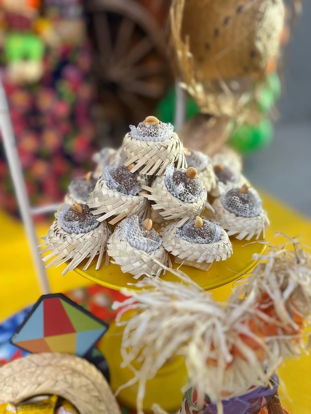 Post 6 by Monkey Festas on Instagram (carousel)