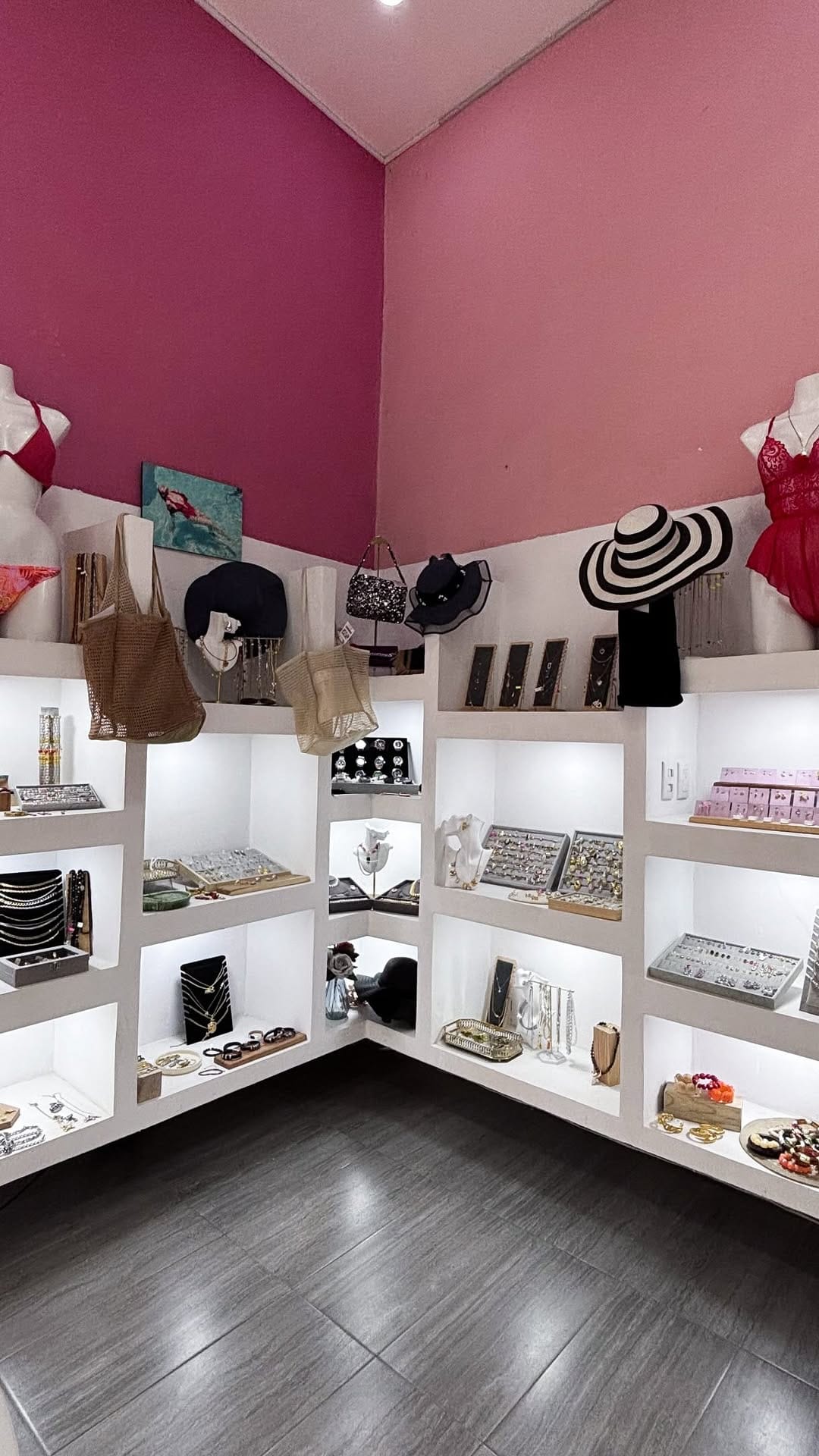 Post 10 by Trajes de baño y accesorios on Instagram (video)
