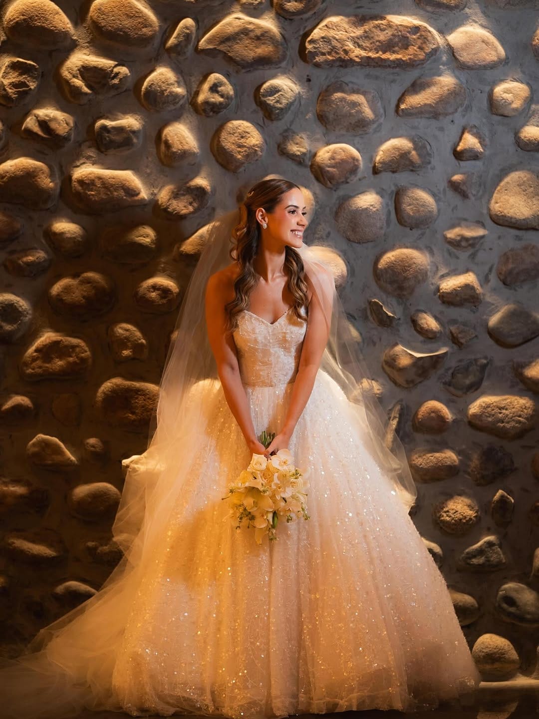 Post 6 by Vestidos Sob Medida, especializado na França on Instagram (carousel)