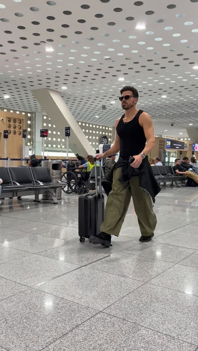 Post 3 by Emmanuel Giovannini on Instagram (video)