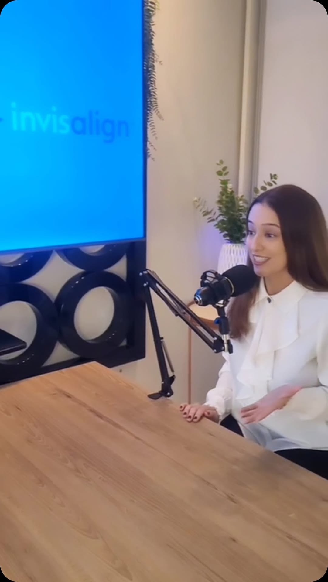 Post 10 by Dra Raíssa Relvas - Dentista Bauru on Instagram (video)