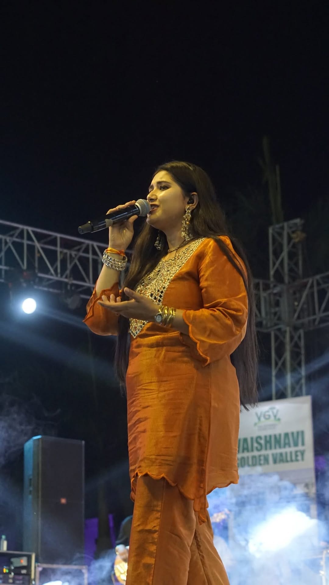 Post 4 by Ishita Vishwakarma🧿 on Instagram (video)