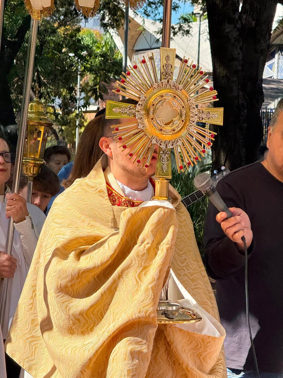 Post 6 by Santuário Arquidiocesano Nossa Senhora de Fátima on Instagram (carousel)