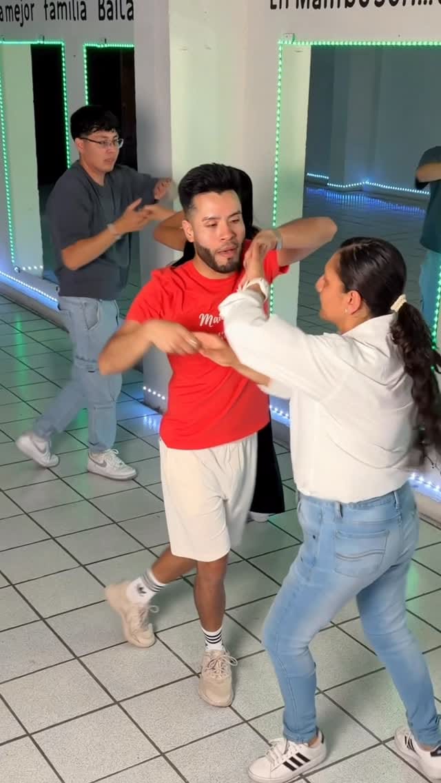 Post 4 by MamboSon | Academia de Baile on Instagram (video)