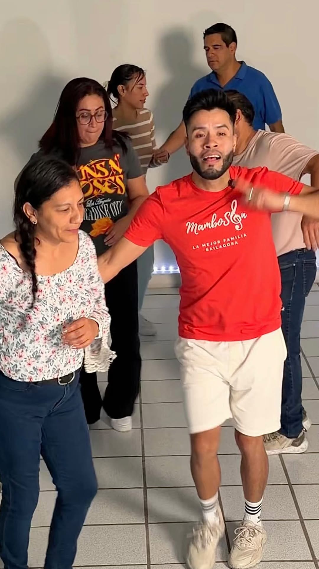 Post 5 by MamboSon | Academia de Baile on Instagram (video)