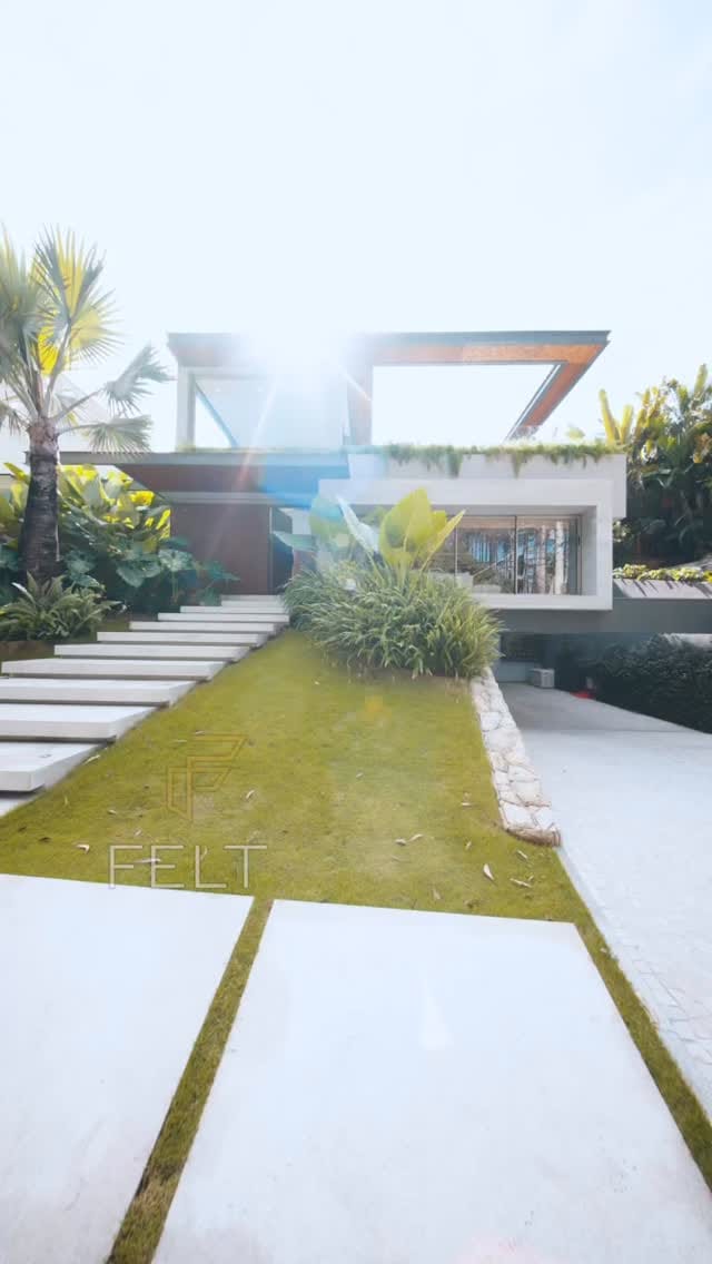 Post 3 by Luis Gustavo on Instagram (video)