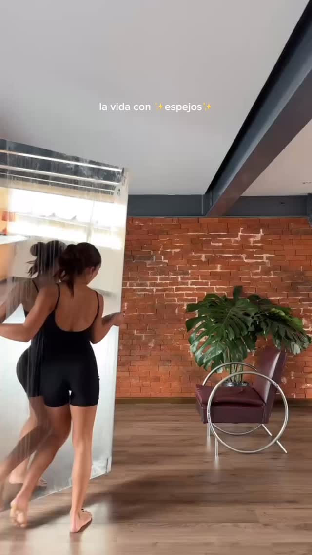 Post 8 by tres/cuartos on Instagram (video)