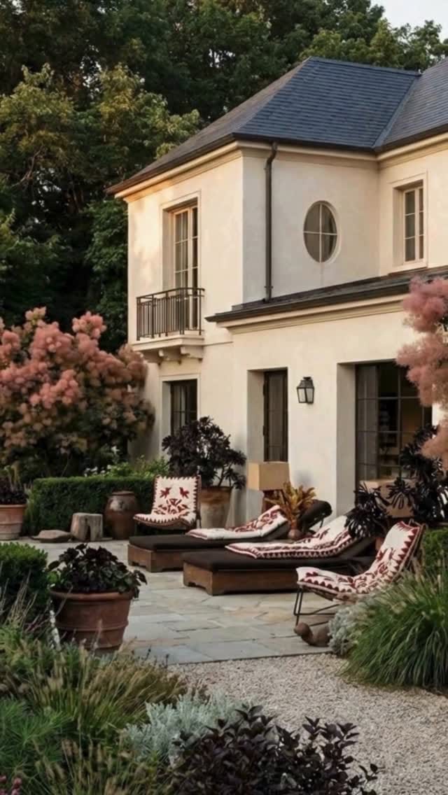 Post 3 by Beatriz Silveira. Designer on Instagram (video)
