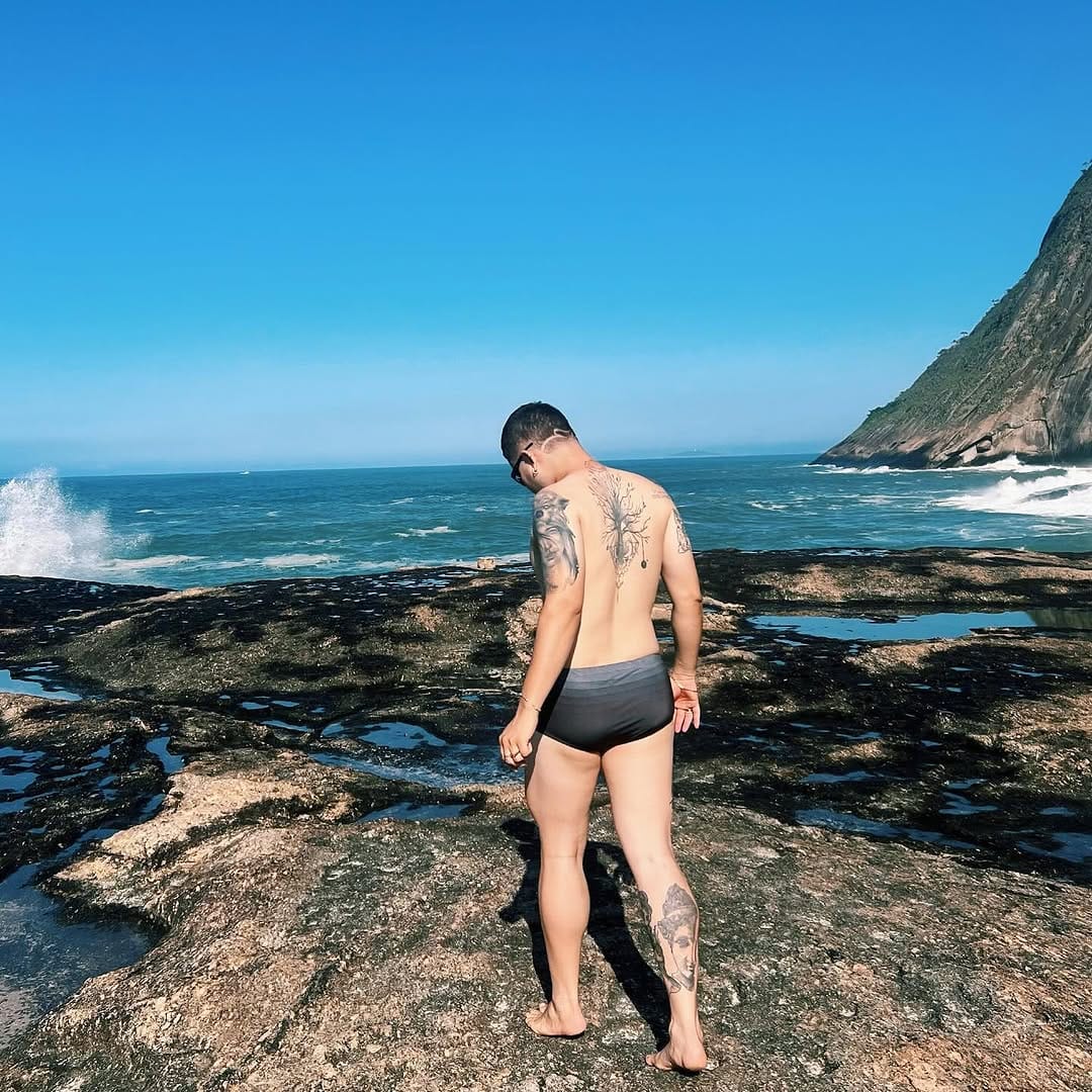 Post 9 by oi, eu sou o hell on Instagram (carousel)