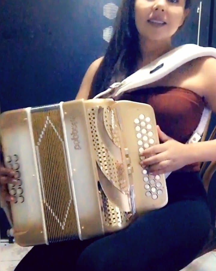 Post 9 by Alma Vega Dra. Acordeón on Instagram (video)