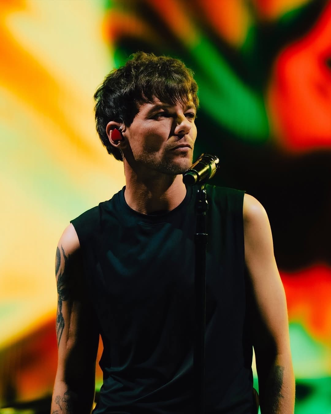 Post 6 by LOUIS TOMLINSON FAN ACCOUNT on Instagram (carousel)