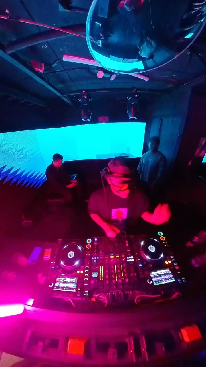 Post 10 by Mr Black on Instagram (video)