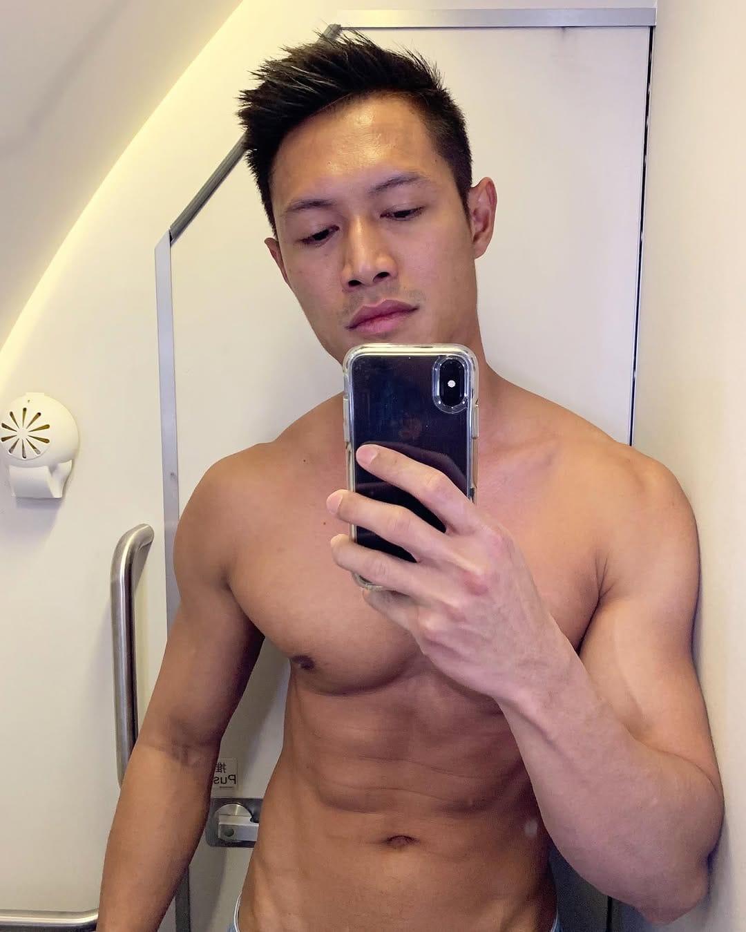 Post 10 by Leoniel Dg on Instagram (image)