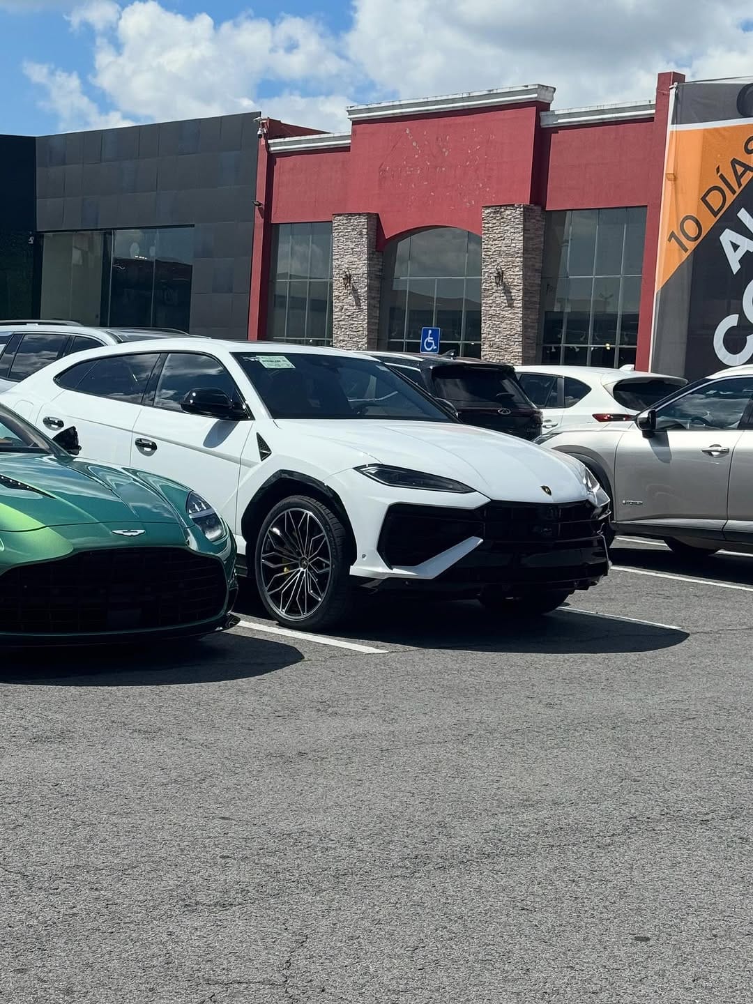 Post 1 by Autos Exóticos T/M on Instagram (carousel)