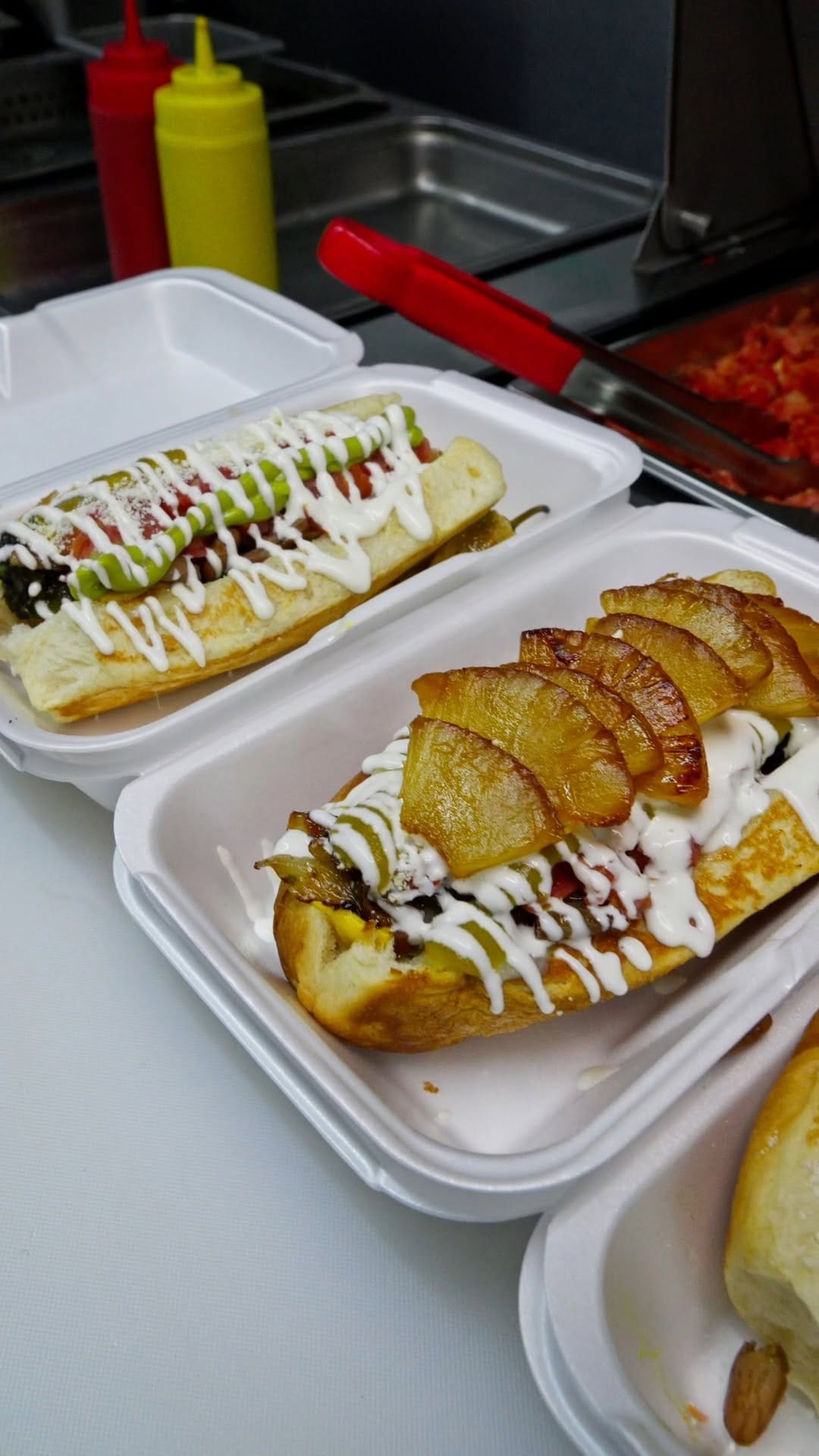 Post 3 by HOT DOGS LA YAQUESITA ™️ on Instagram (video)