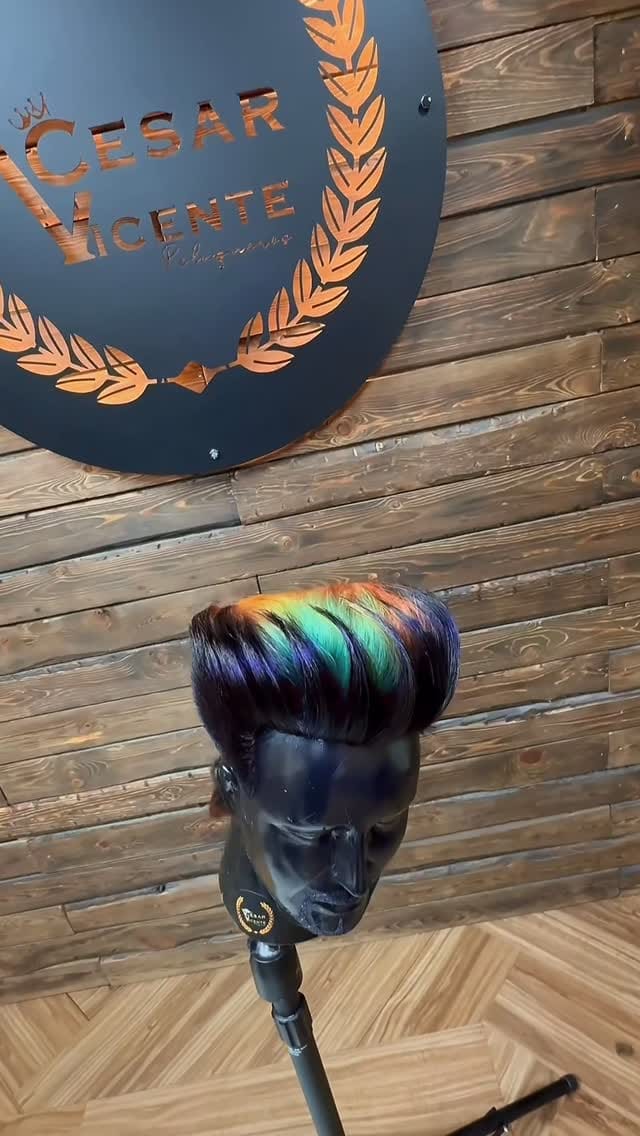 Post 5 by Cesar Vicente peluqueros on Instagram (video)