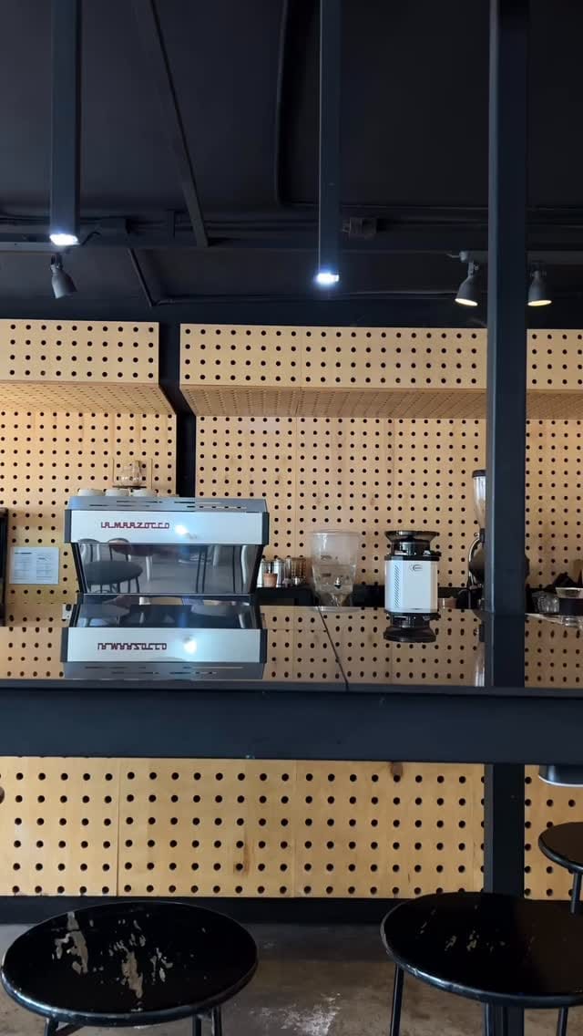 Post 7 by negro blanco café on Instagram (video)