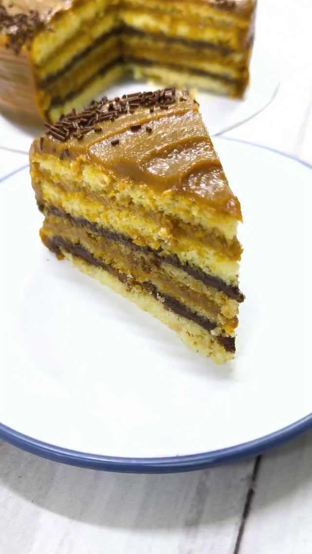 Post 3 by thelmas_cakes on Instagram (video)