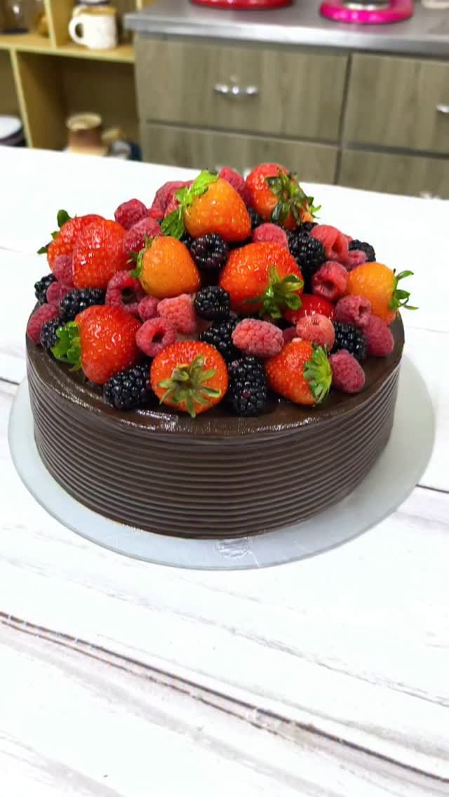 Post 2 by thelmas_cakes on Instagram (video)