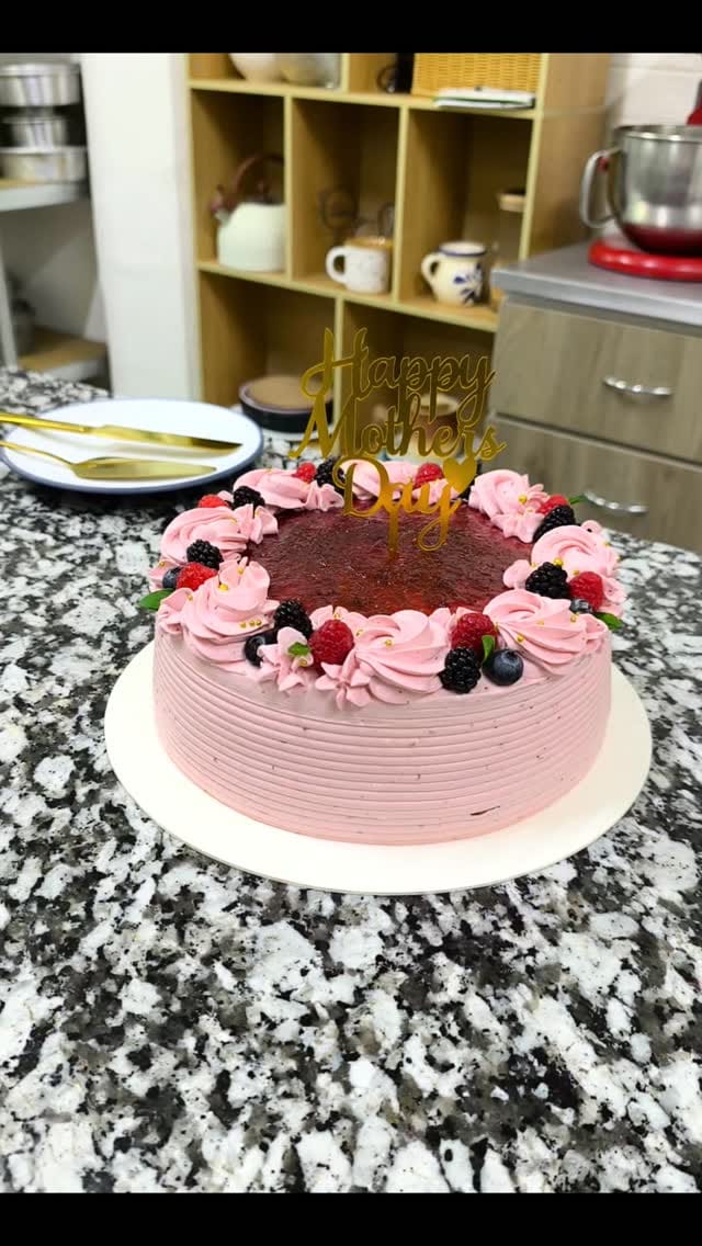 Post 5 by thelmas_cakes on Instagram (video)
