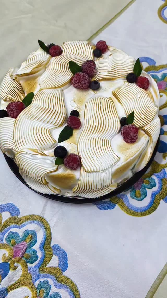 Post 6 by thelmas_cakes on Instagram (video)