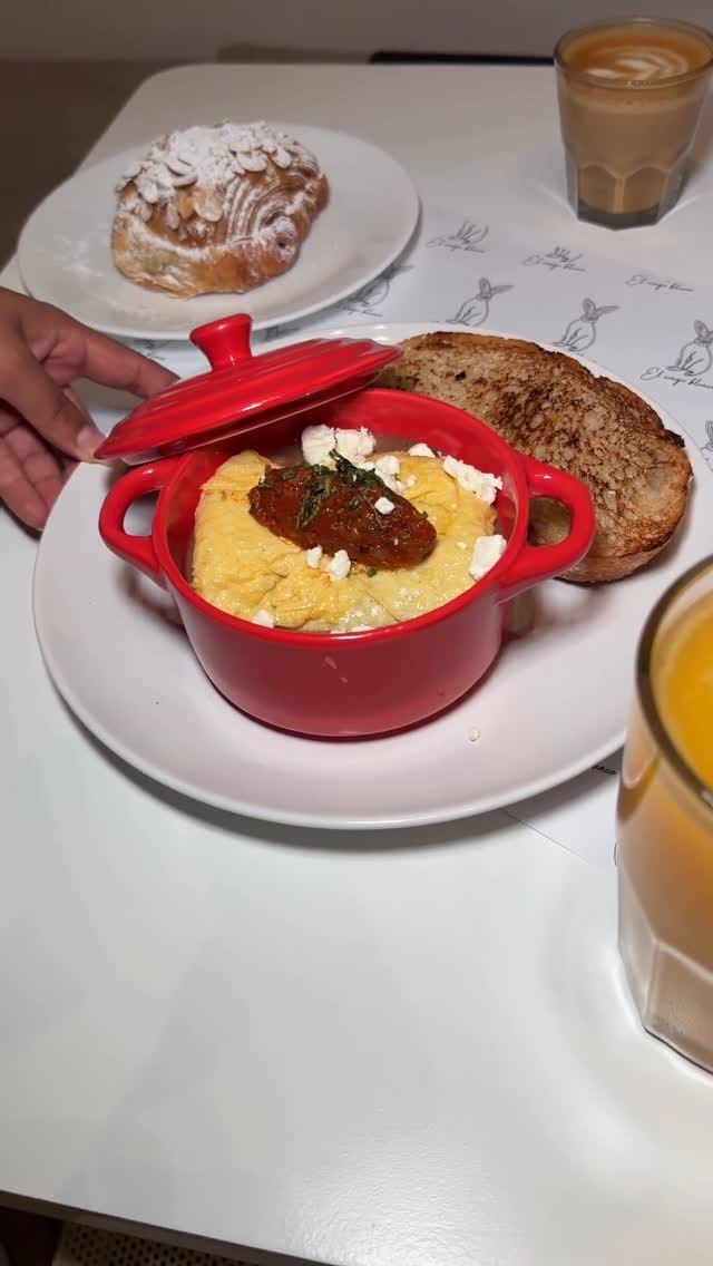 Post 5 by Conejo Blanco Café on Instagram (video)
