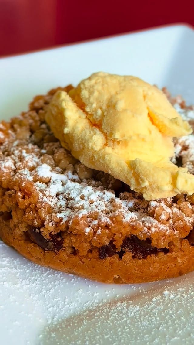 Post 3 by AcaramelAda's pastelería on Instagram (video)