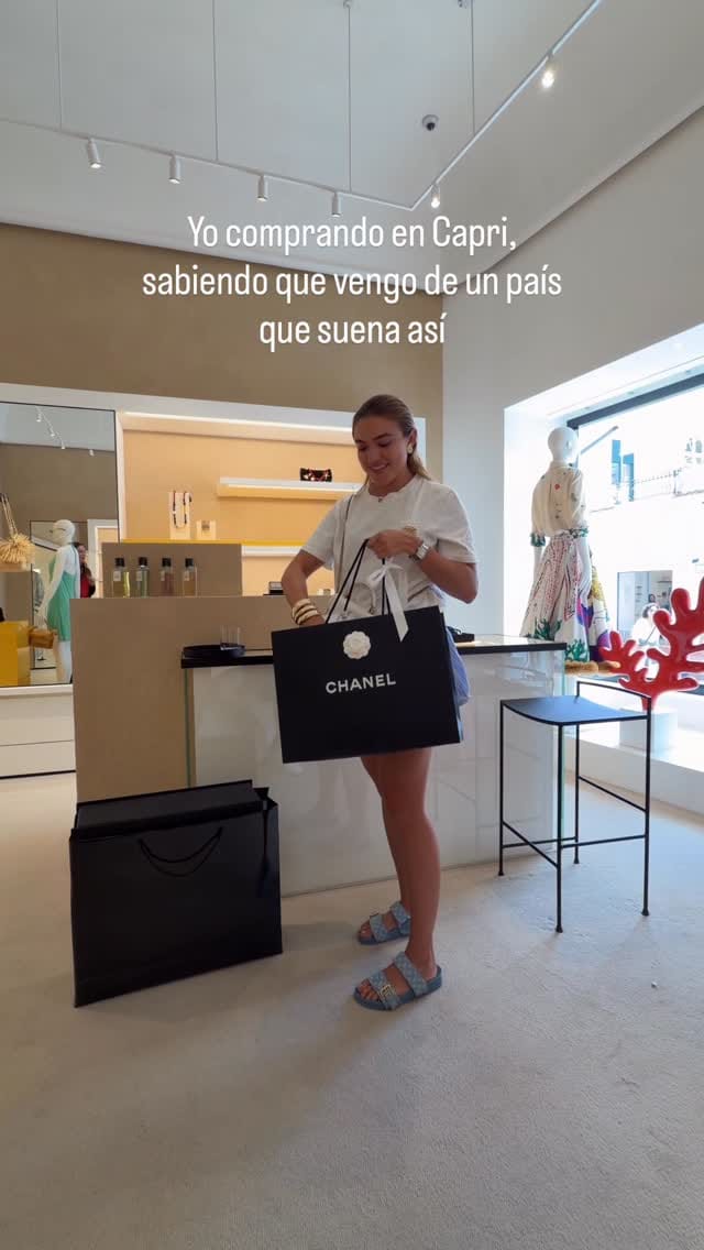 Post 6 by Dariana Golden Woman on Instagram (video)