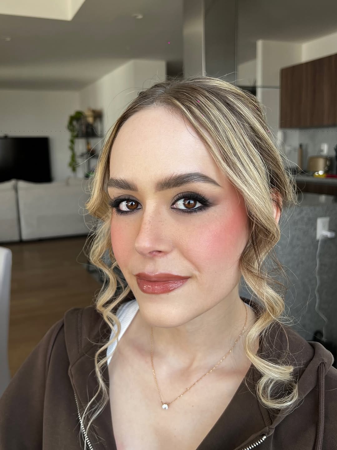 Post 4 by Diana Leon makeup on Instagram (carousel)
