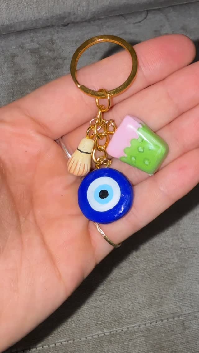Post 3 by Kari Cases on Instagram (video)