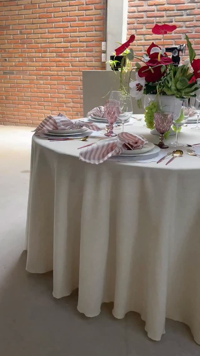 Post 7 by Manteles MX on Instagram (video)
