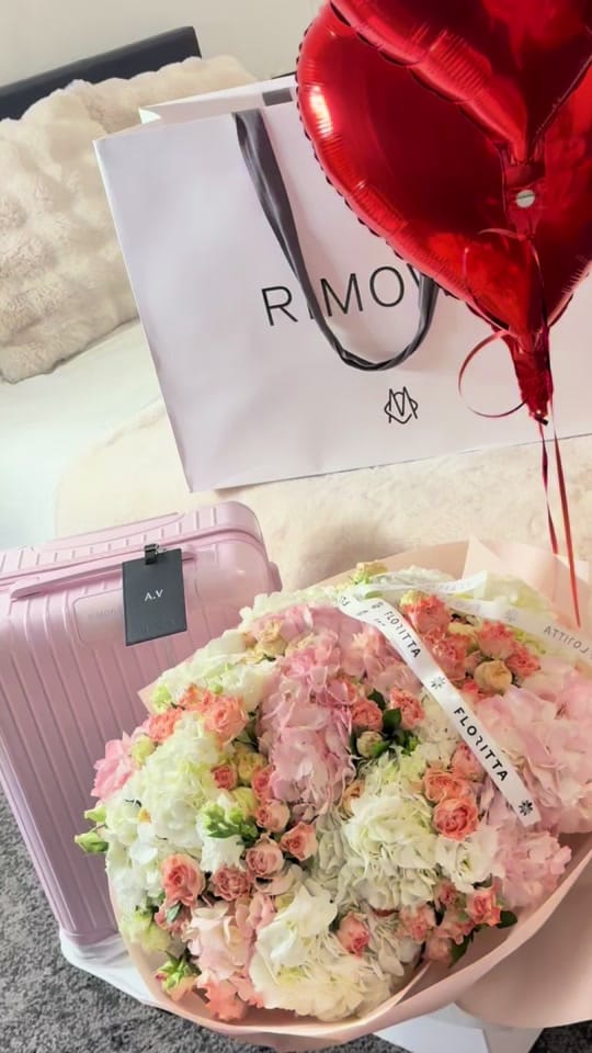 Post 2 by annemonev on TikTok (video)