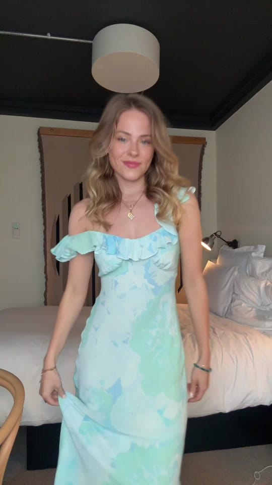 Post 9 by Sophie Dove on TikTok (video)
