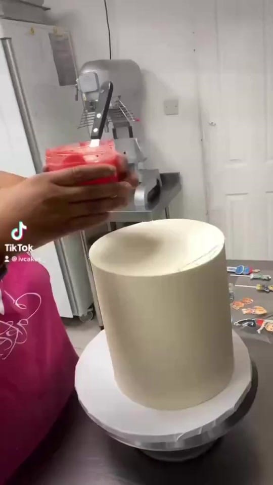 Post 7 by IVCAKES on TikTok (video)
