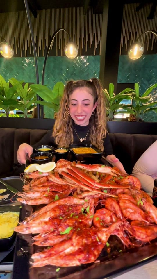 Post 6 by Yara on TikTok (video)
