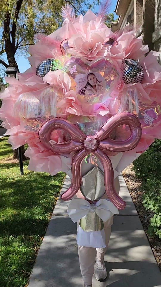 Post 4 by Anna Giant Balloon Bouquets on TikTok (video)