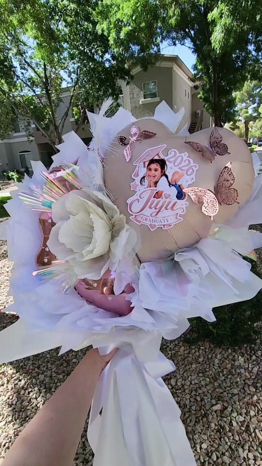 Post 1 by Anna Giant Balloon Bouquets on TikTok (video)