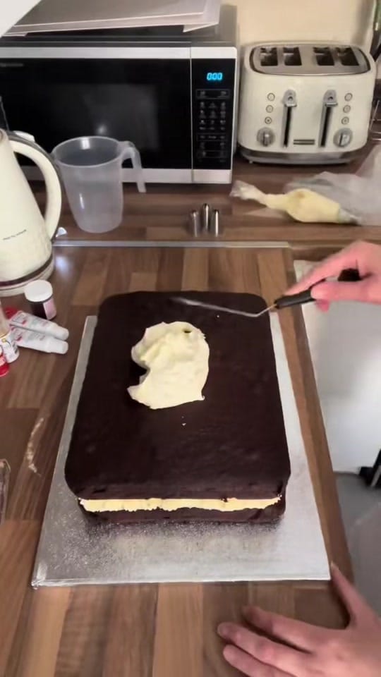 Post 6 by Rebecca-Yorkshire Girls Bakes on TikTok (video)