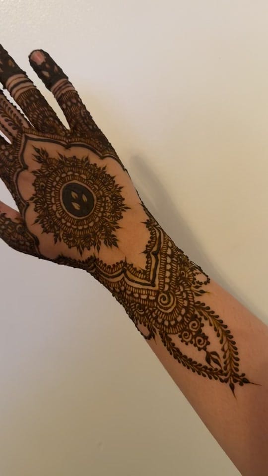 Post 2 by Arousaxhenna on TikTok (video)