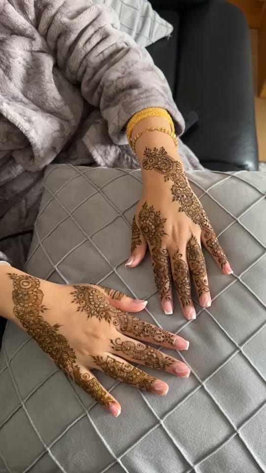 Post 6 by Arousaxhenna on TikTok (video)