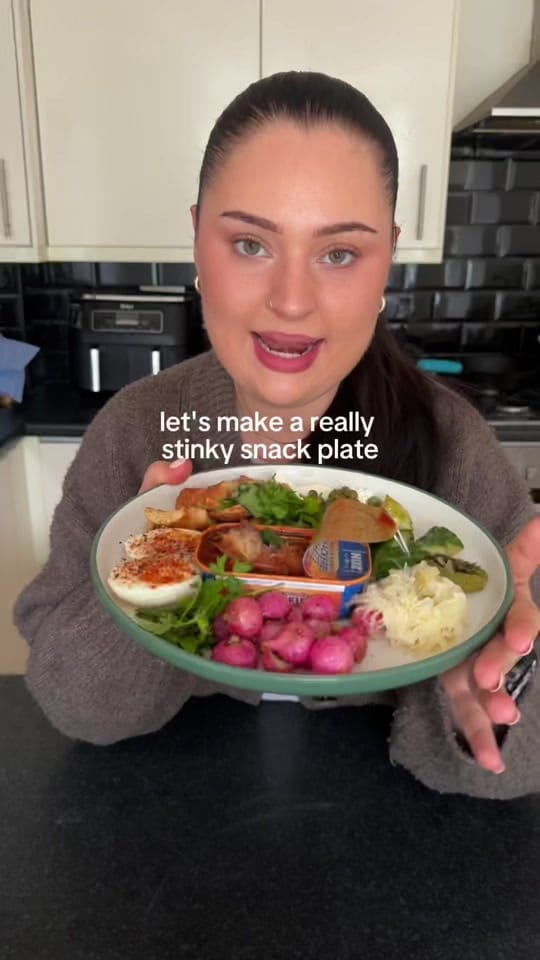 Post 8 by Laura Kersev on TikTok (video)