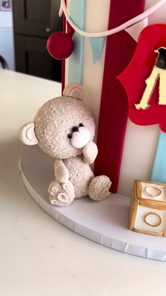 Post 4 by clairelawrencecakedesign on TikTok (video)
