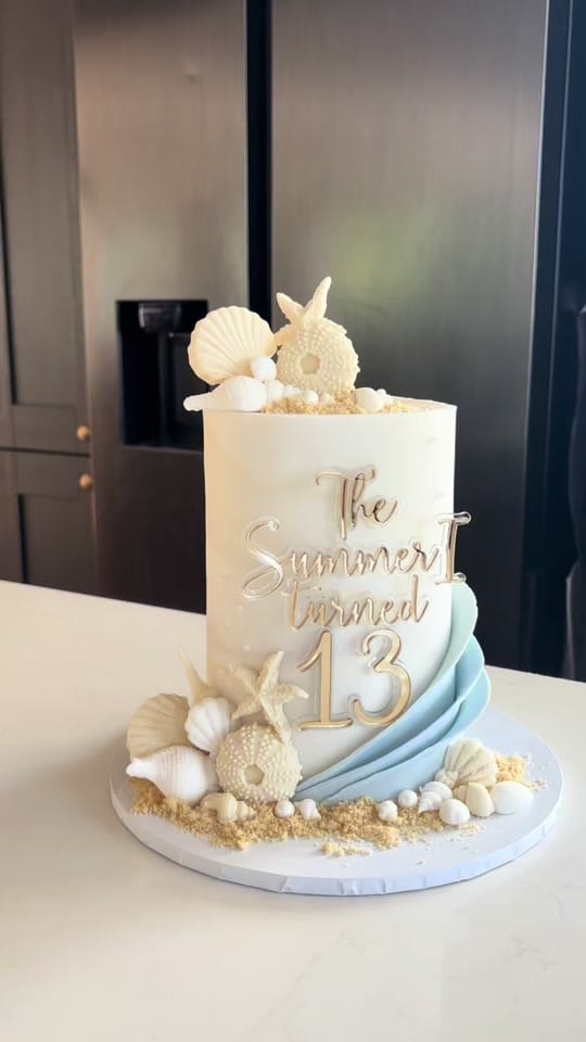 Post 1 by clairelawrencecakedesign on TikTok (video)
